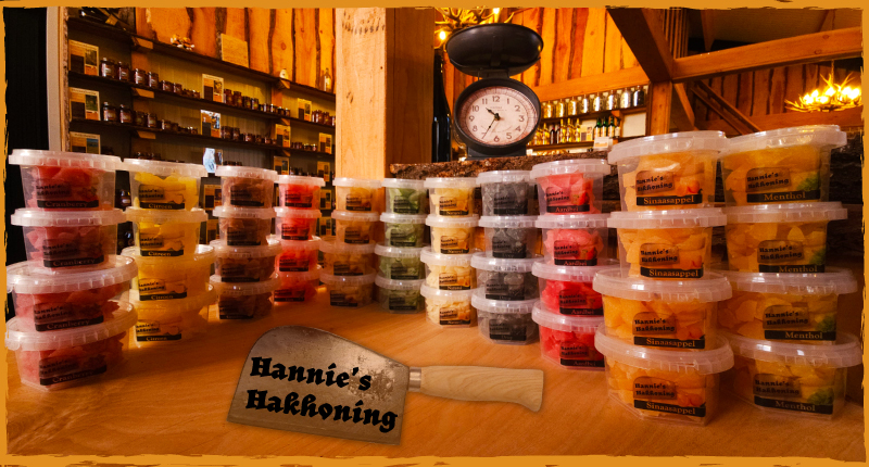 Hannies Hakhoning kopen in kunststof bakjes in honingraat model. Deze zeshoekige hexagonale bakjes met hakhoning hier in 2 maten online bestellen.