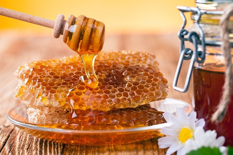 Wat is Rauwe honing? Rauwe honing is pure honing die door bijen gemaakt is. Rauwe honing is niet verhit en koud geslingerd