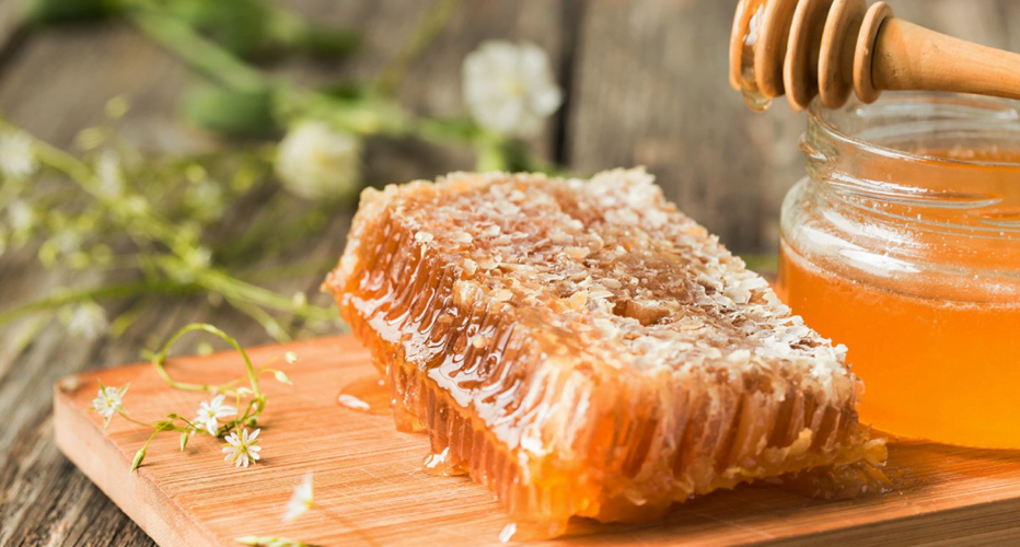 Pure honing van de imker zie je op deze afbeelding. Je kunt hier echte rauwe raathoning bestellen.