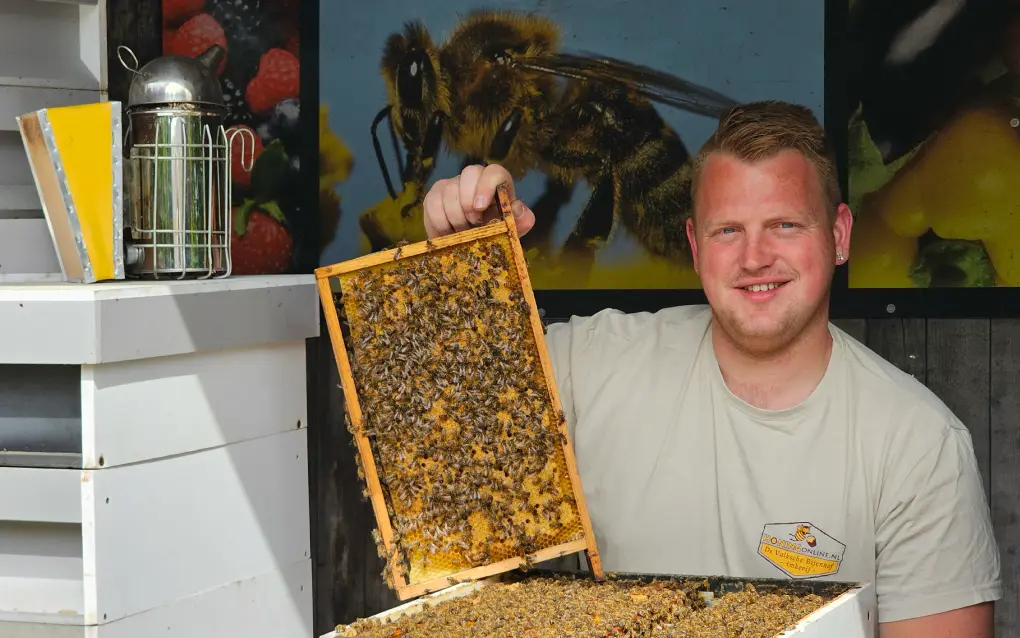 Imker Berthil op De Valksche Bijenhof oogst verse imkerhoning. Verse honing van de imker kost per kilo meer dan in de supermarkt.