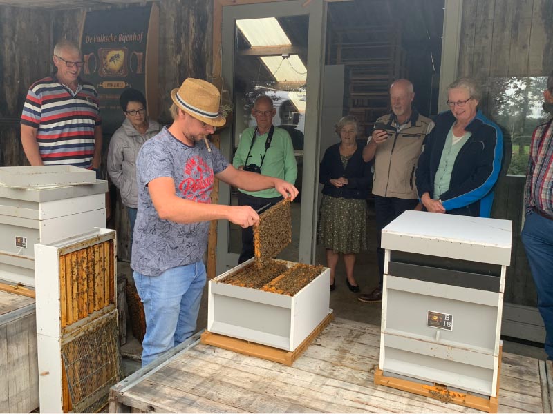 Tijdens het programma van de excursie bij de imker krijg je een uitgebreide rondleiding over imkerij de valksche bijenhof.