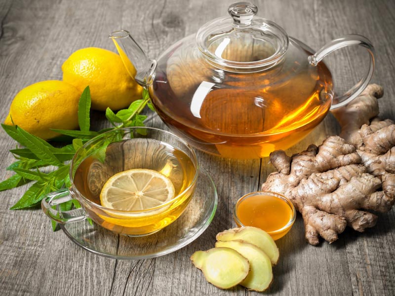 Honing in de thee tegen keelpijn. Deze thee met honing en gember helpt je zo van je zere keel af.