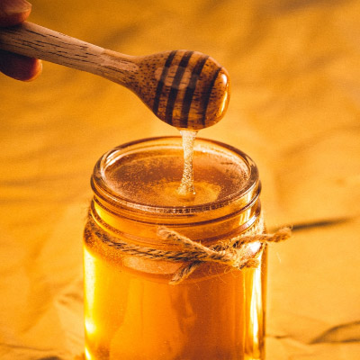 Honing van de imker kopen doe je door honing online te bestellen in deze honingwinkel. Op deze afbeelding pure rauwe honing.
