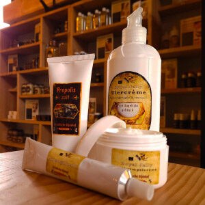 Verzorging huid en spieren met bijenproducten. Propoliszalf en royal Jelly creme online kopen zoals op deze afbeelding.