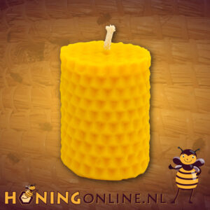 Bijenwaskaars met honingraat motief is een met de hand gegoten waskaars. Je ziet op de kaars zeshoekjes van de honingraat van bijenwas.