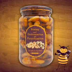 op deze afbeelding zie je een pot honing met cashewnoten en pistachenoten. Deze rauwe honing met noten kan je hier direct bij de imker kopen.