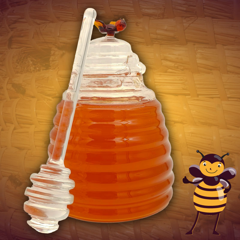 Deze glazen honingpot in het model bijenkorf gevuld met echte honing is voorzien van een mooi bruin bijtje op de deksel. Erbij staat een glazen honingdraaier om de honing mee te serveren.