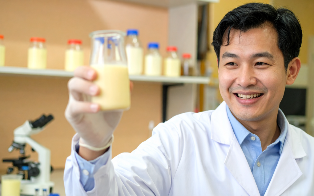 Wetenschap bewijst de gezondheidsvoordelen van koninginnegelei. Een Japanse onderzoeker toont een potje Royal Jelly in een laboratorium waar de heilzame werking van koninginengelei is vastgesteld.