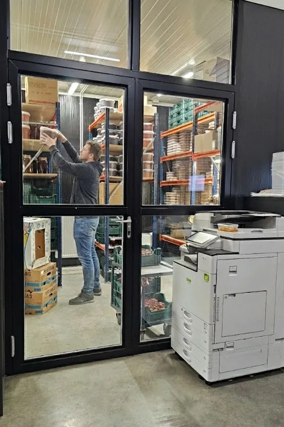 Vacature productiemedewerker imkerij. Op deze afbeelding zie je wat je doet na je sollicitatie op de imkerij als productiemedewerker.